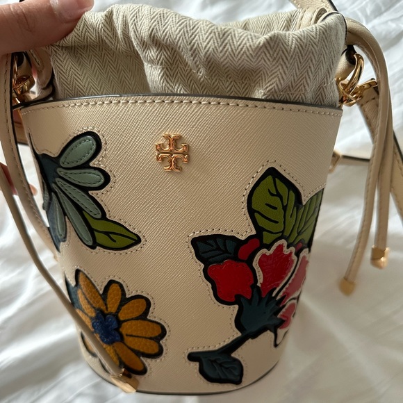 Tory Burch Emerson Appliqué Mini Bucket NWT New Cream Bag - Picture 6 of 6
